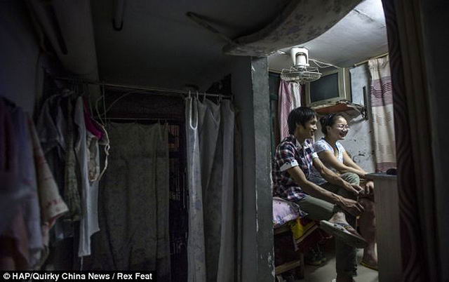 В Китае, в городе Ухань есть дом, в котором площадь каждой квартиры равна всего лишь 4,5 кв.м. Ванная, кухня и спальня – все в одной комнатке, причем, зачастую в ней живут по несколько человек. Из-за высоких цен на квартплату и аренду люди часто вынуждены жить вот в таких «обувных коробках», или комнатах-капсулах.