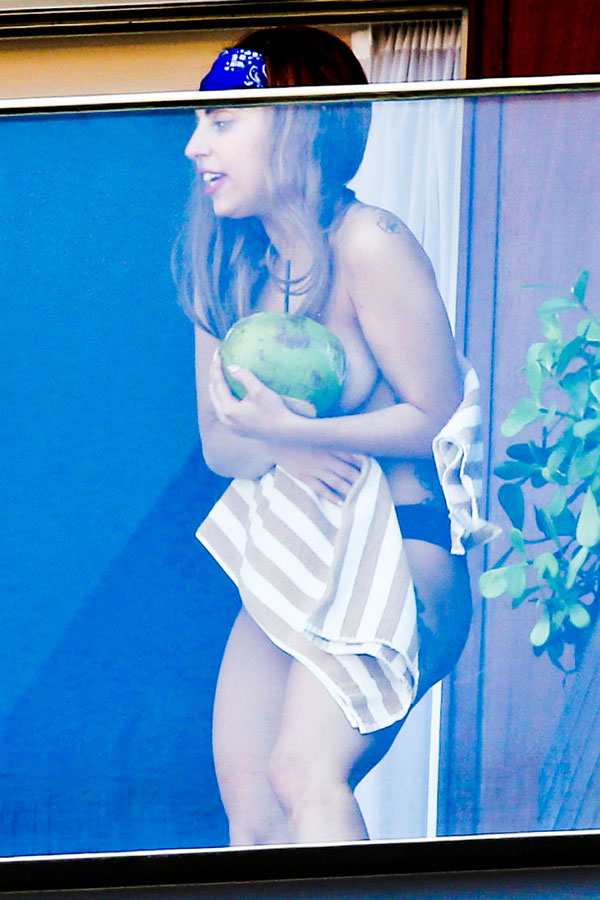 Леди Гага прикрывает голую грудь кокосами