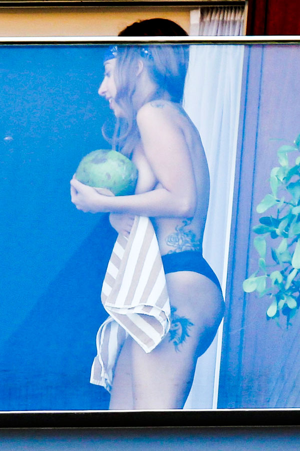 Леди Гага прикрывает голую грудь кокосами