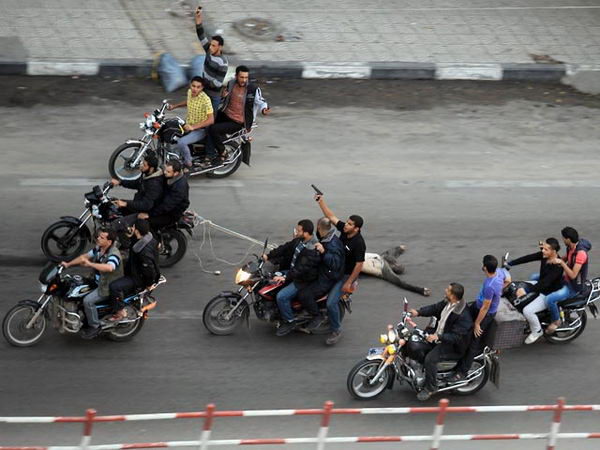 по улицам Газы за мотоциклом протащили труп шпиона