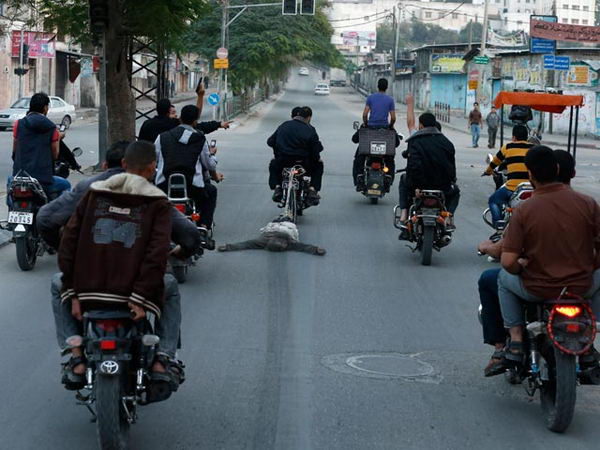 по улицам Газы за мотоциклом протащили труп шпиона