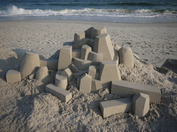 Скульптор Calvin Seibert создает на пляже восхитительные геометрические инсталляции
