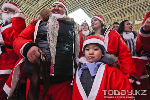 По Алматы прошел парад Санта-Клаусов 