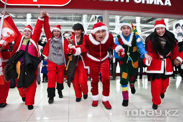  По Алматы прошел парад Санта-Клаусов 