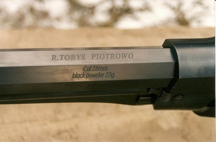 Револьвер изготовлен Ричардом Тобисом (Ryszard Tobys) и был смоделирован репликой револьвера Remington Model 1859.