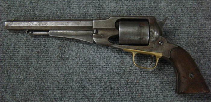 Револьвер изготовлен Ричардом Тобисом (Ryszard Tobys) и был смоделирован репликой револьвера Remington Model 1859.