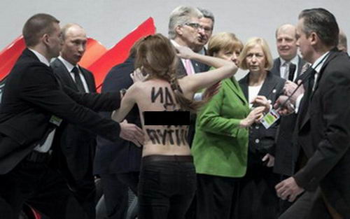Полуголые активистки FEMEN атаковали Путина: ему понравилось