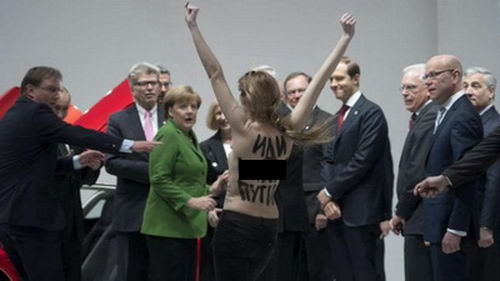 Полуголые активистки FEMEN атаковали Путина: ему понравилось