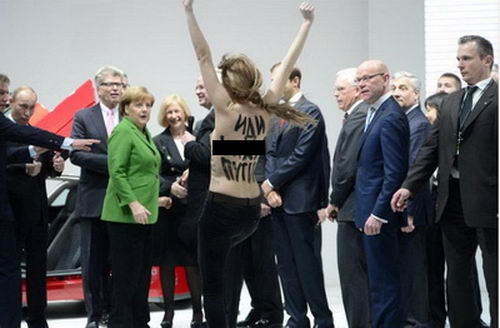 Полуголые активистки FEMEN атаковали Путина: ему понравилось