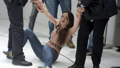 Полуголые активистки FEMEN атаковали Путина: ему понравилось