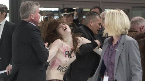 Полуголые активистки FEMEN атаковали Путина: ему понравилось